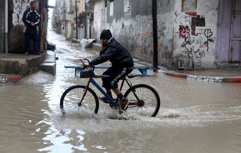 الكهرباء ومياه الصرف.. تتآمران على المواطنين والأونروا مقصرة!